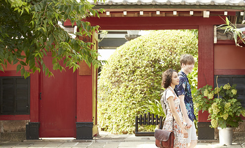 假期外国情侣游览观光日本景点图片
