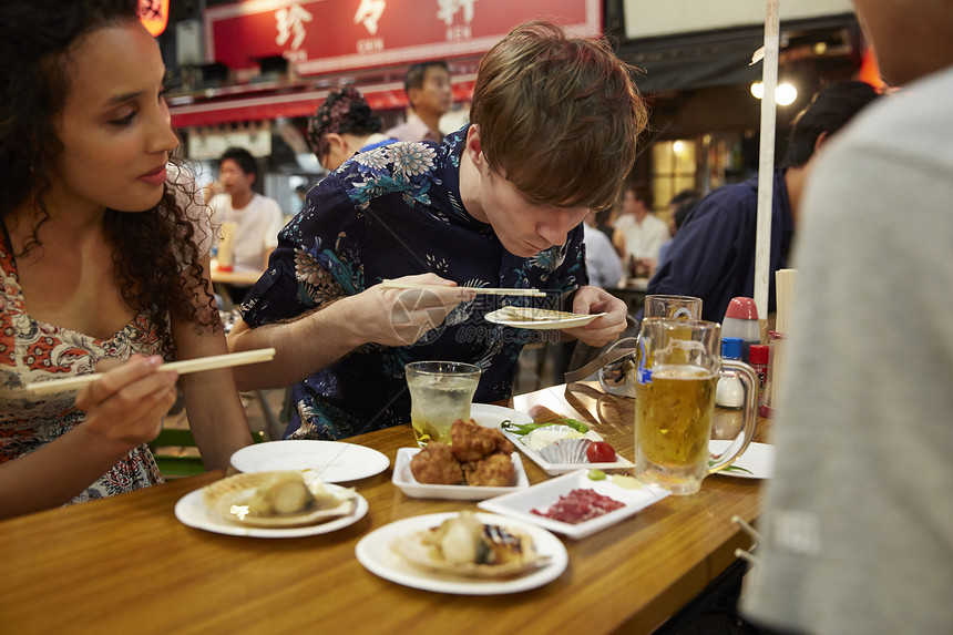 外国游客享受日本料理图片