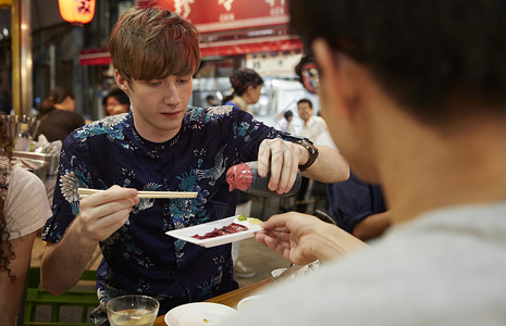 外国人旅游品尝当地美食图片