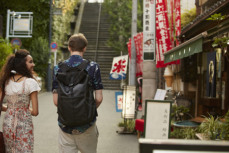 假日外国情侣游客观光日本风景图片