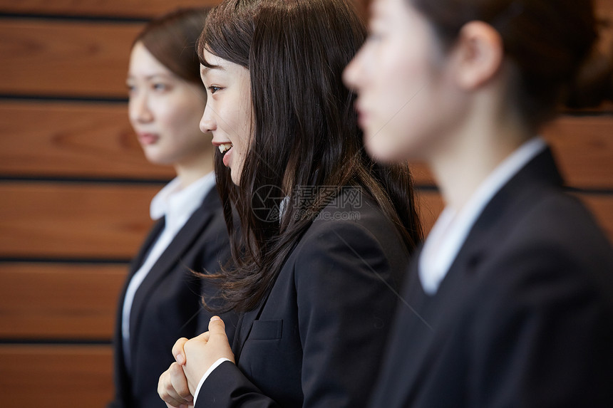 3名女性求职面试形象图片