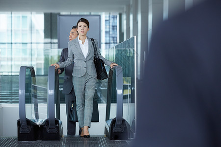 乘坐电梯的女性职员图片