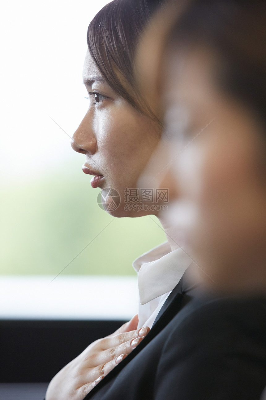 等待求职面试的女人