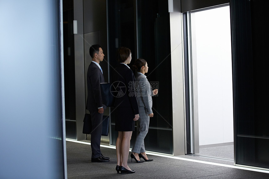 进入电梯的商务企业家图片