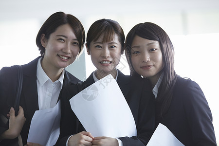 青春有位3位年轻女士面带微笑的求职面试形象背景