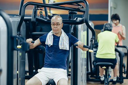 运动房里健身的中老年人图片