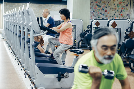 运动房里健身的中老年人图片