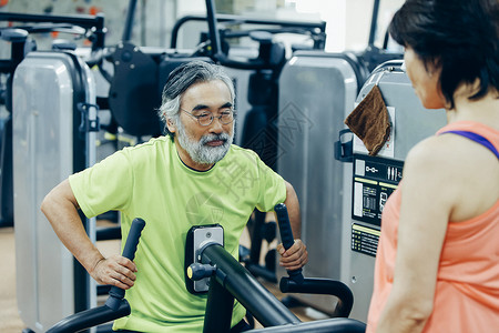 在健身房锻炼的中老年人图片