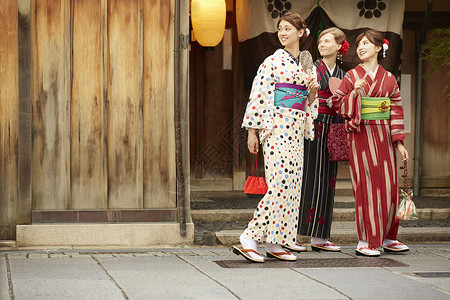 在古都和日本妇女旅行的外国妇女背景图片