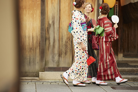 在古都和日本妇女旅行的外国妇女图片