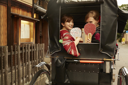 外国妇女和日本妇女乘坐人力车的肖像图片