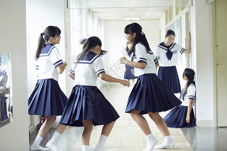 课间学校走廊玩闹的女学生图片