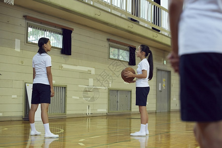 女学生们练习篮球的校园生活图片