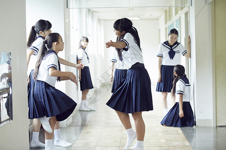 课间在教室外走廊聊天玩耍的女学生图片