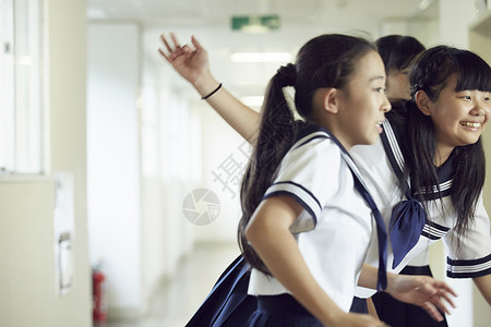 课间在教室外走廊玩耍的女学生图片