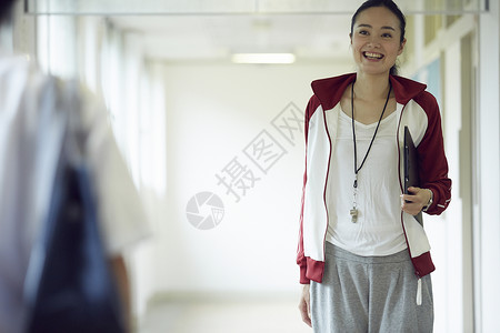 女教练微笑面对学生图片