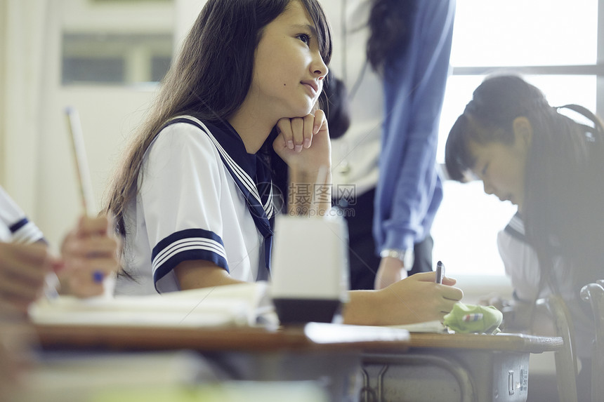 抬头思考的女同学图片