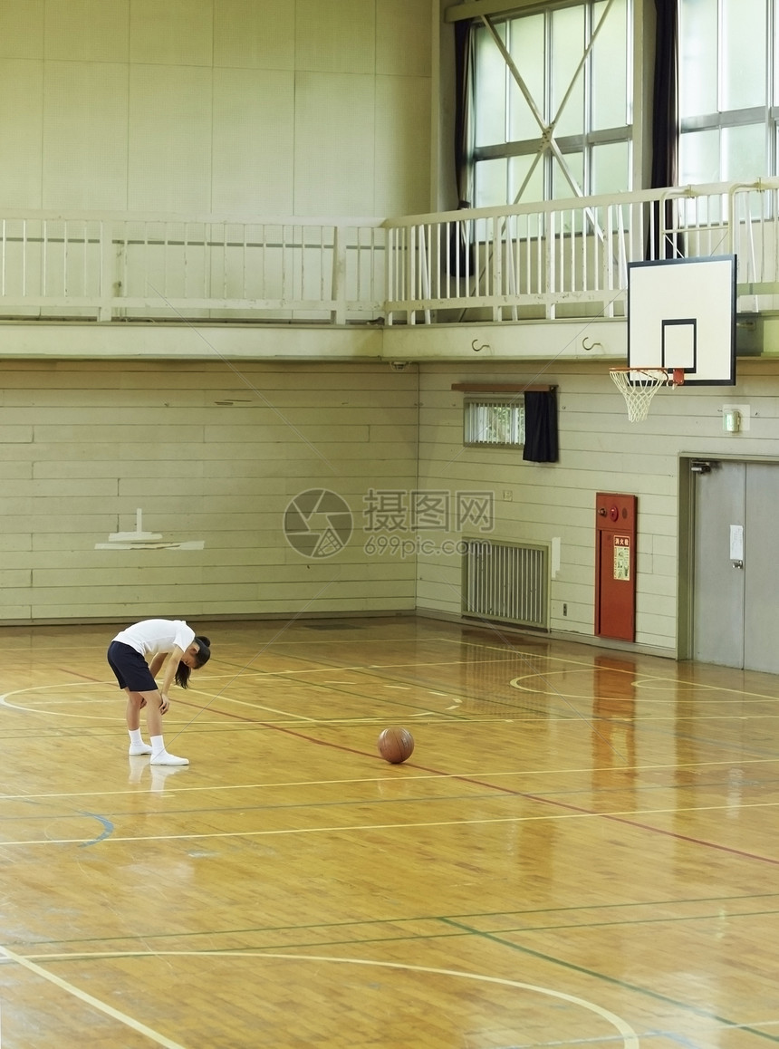独自一人在篮球场训练的学生身影图片