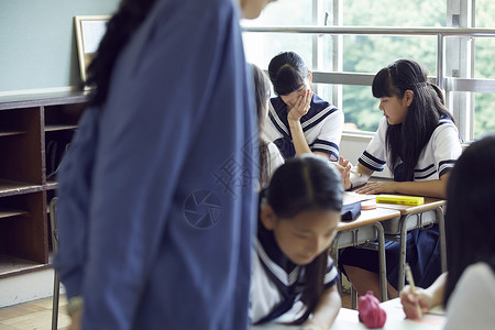 学校课堂学习的初中学生形象图片