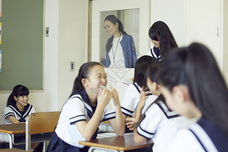 课堂上的教师与学生图片