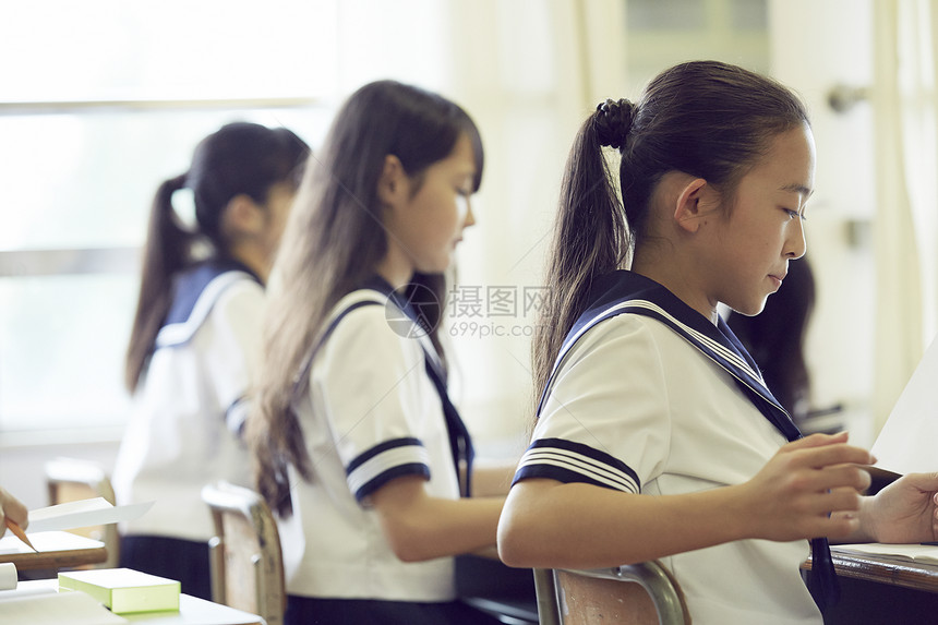 学习的女初中生形象图片