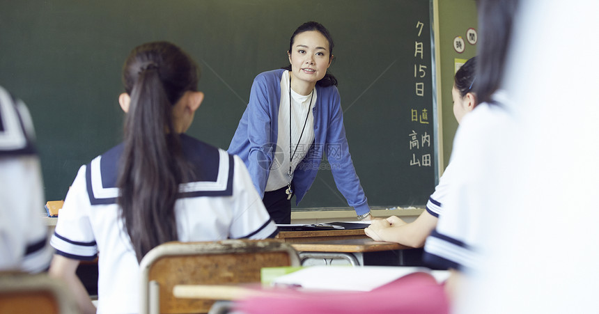 讲台上的女教师图片