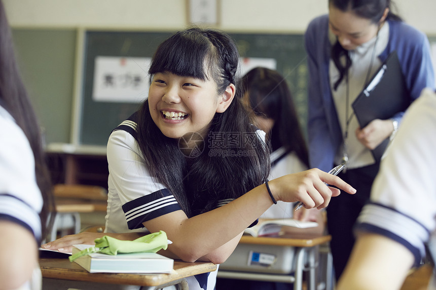 课堂上欢乐的女学生图片