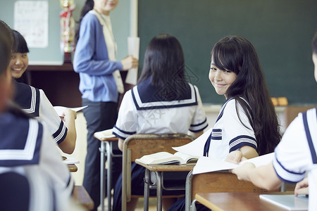 课堂上传试卷的女学生图片