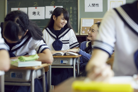 初中学生和老师讲话形象图片