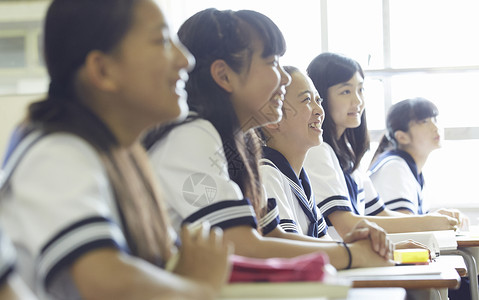 课堂上开心的学生图片