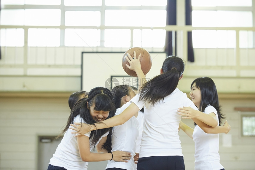 参加体育课的学生图片