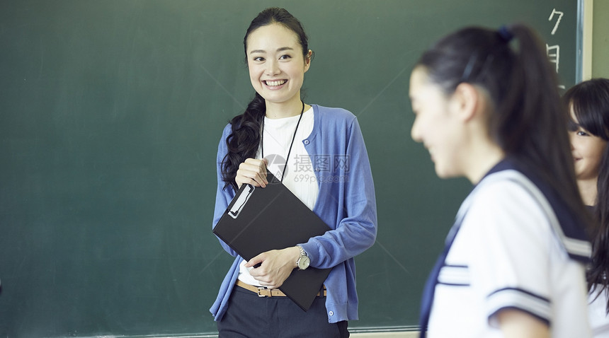 初中学校课堂给学生上课的教师图片