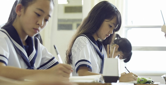 学校课堂初中学生书写学习背景图片