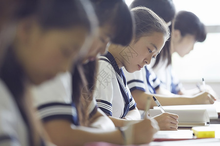 穿水手服女生学校课堂初中学生书写学习背景