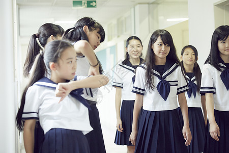 初中学校走廊上的学生们图片