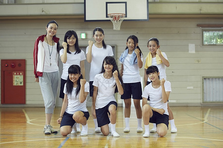 学校体育馆内女高中学生篮球队形象图片