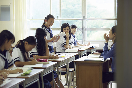 学校初中学生教室上课起立发言图片