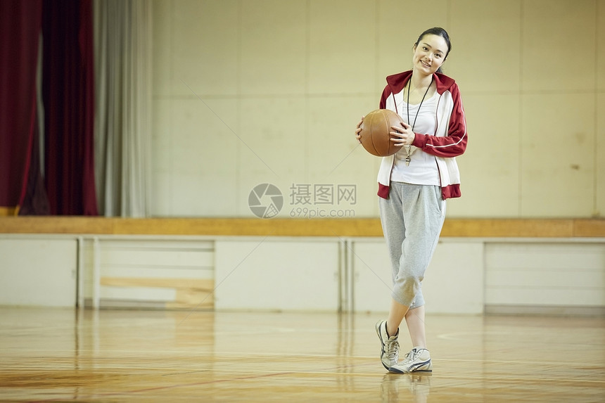学校体育篮球教练女老师图片
