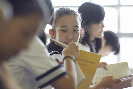 课间休息的女学生图片