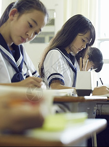 正在上课的女学生图片