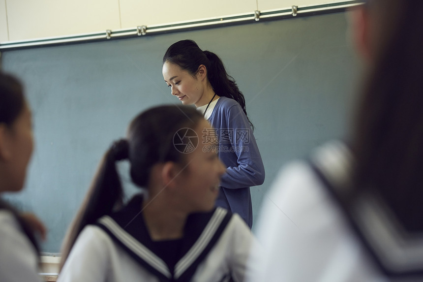 上课的女中学生和老师图片