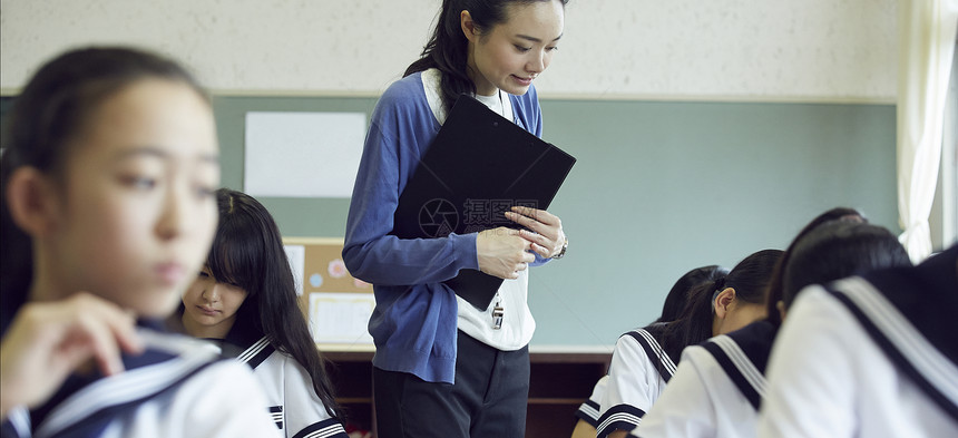 初中女老师形象图片