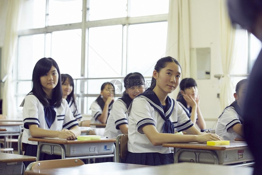 课堂上听课的女初中生图片