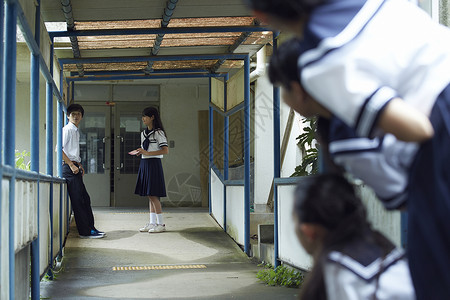 和学长告白的女学生背景图片