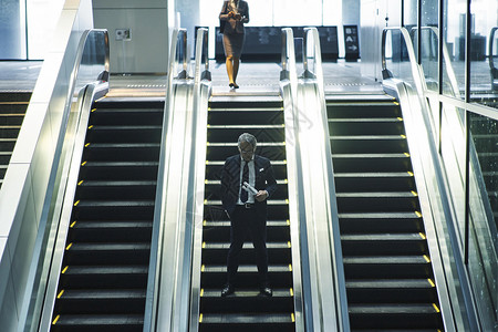 乘坐电梯的商务人士图片