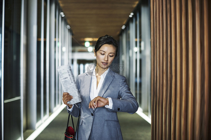 准备进电梯的商务女士图片