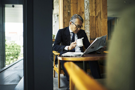 中年商务人士喝下午茶图片