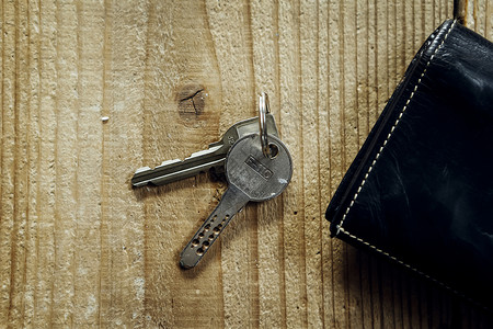 桌上的钥匙和钱包背景图片