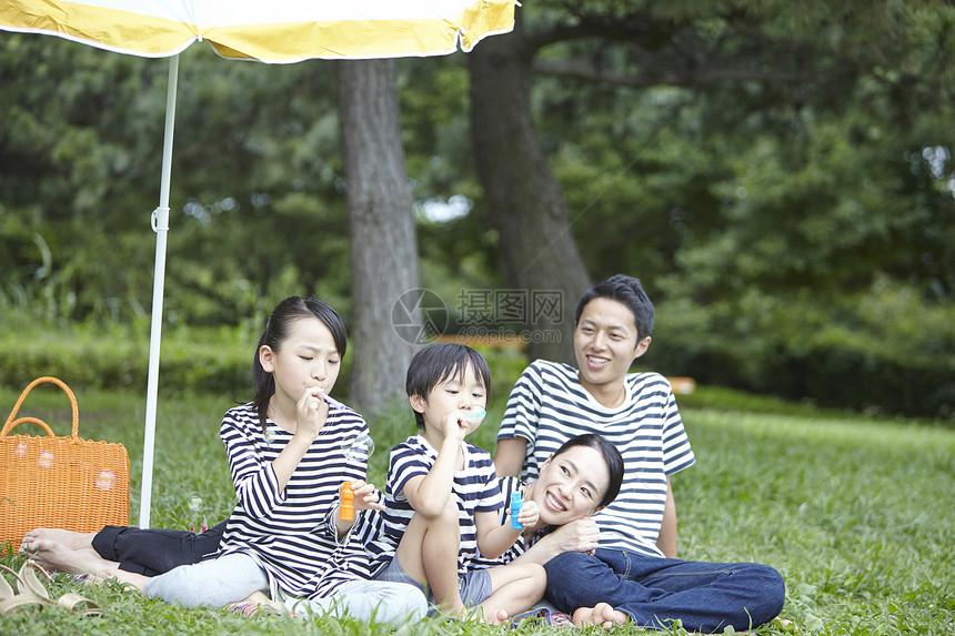 在公园野餐的一家四口图片