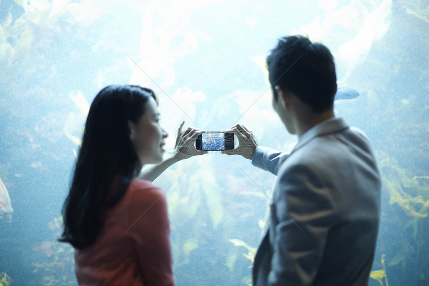 年轻情侣在水族馆约会图片